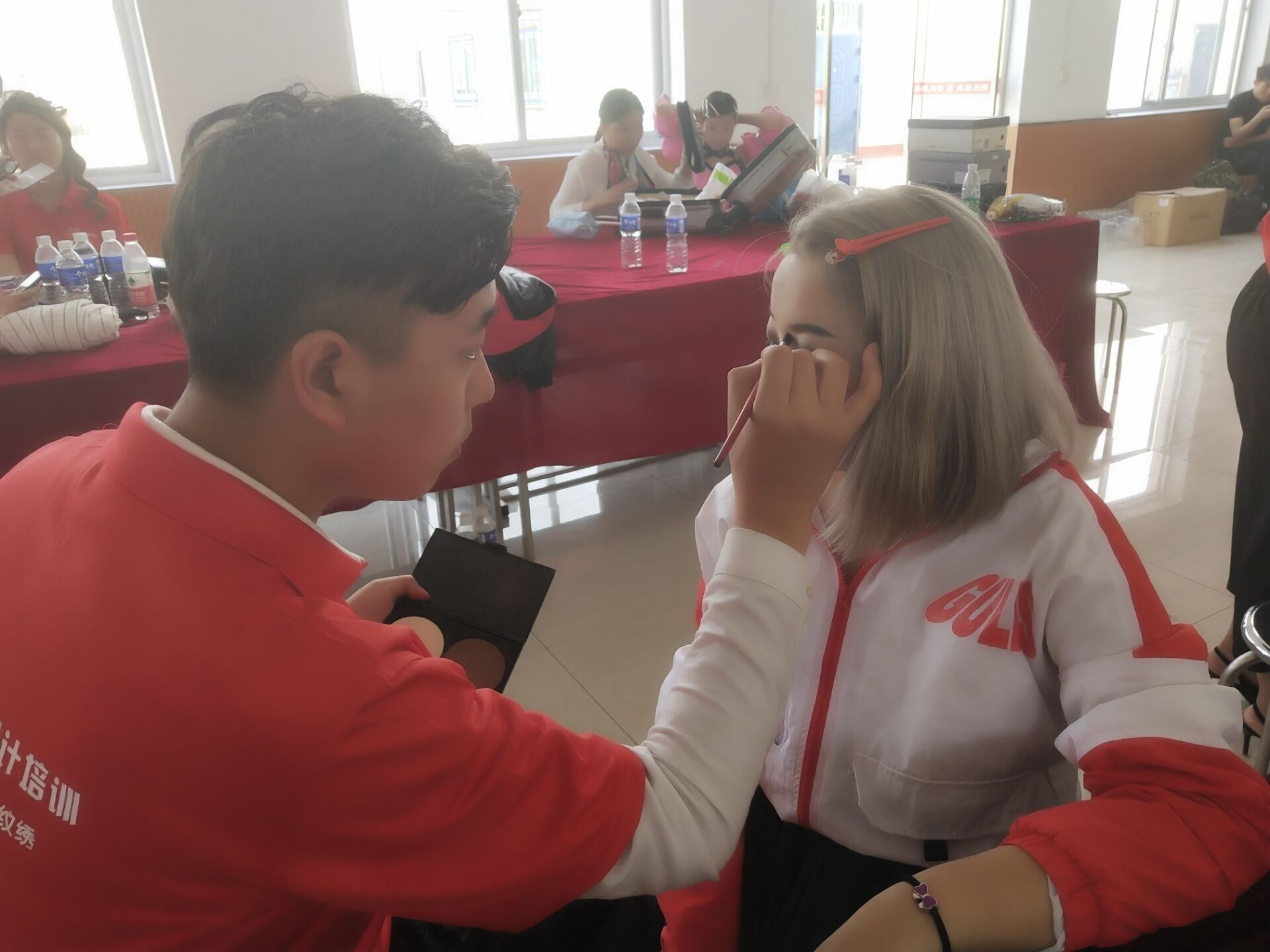 于航與豐潤金橋聯合舉辦“金橋中專—于航美學班啟動會”活動! 于航與豐潤金橋聯合舉辦“金橋中專—于航美學班啟動會”活動!