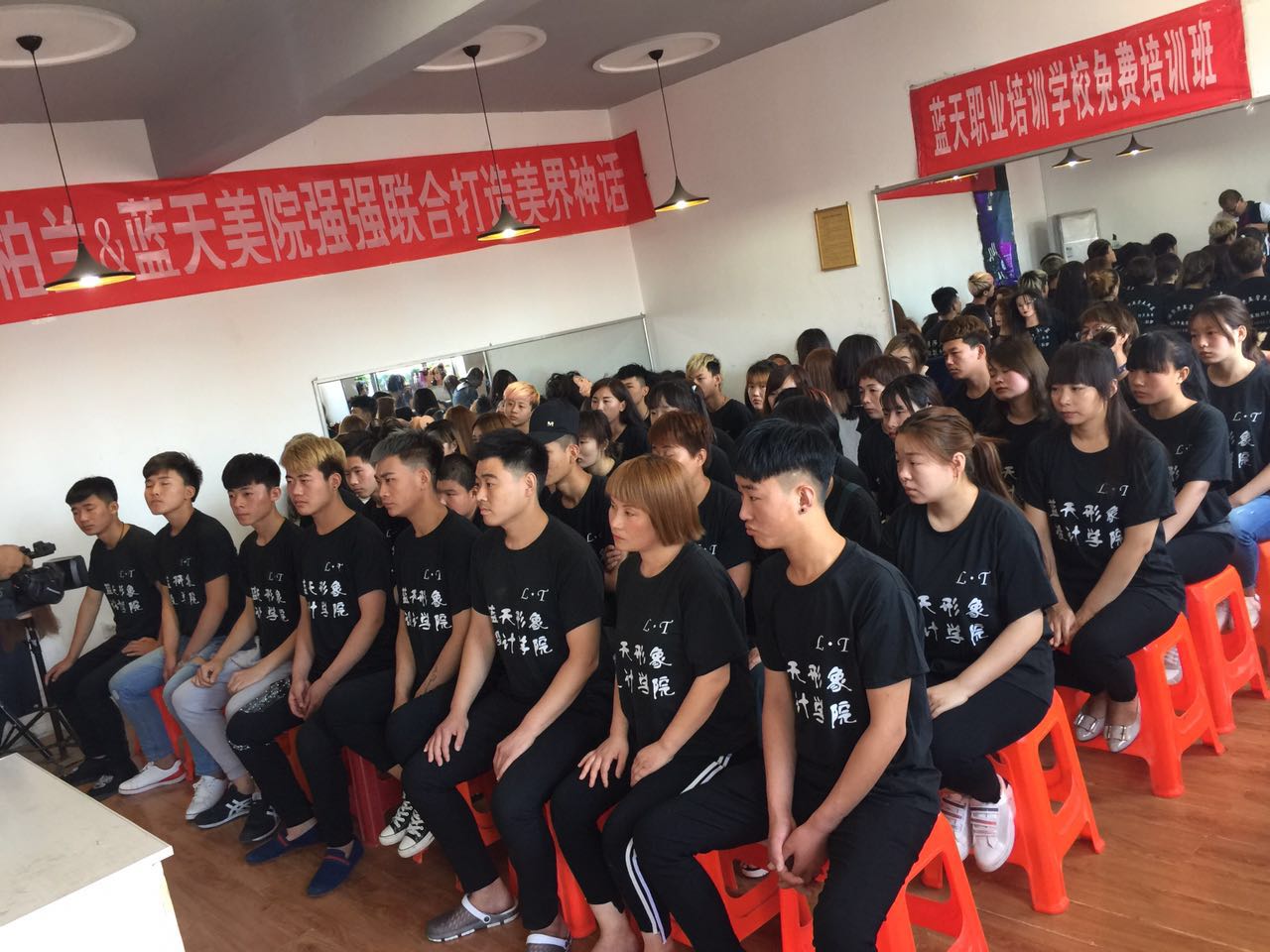滄州藍天美容美發(fā)學校有哪些化妝課程? 滄州藍天美容美發(fā)學校有哪些化妝課程?